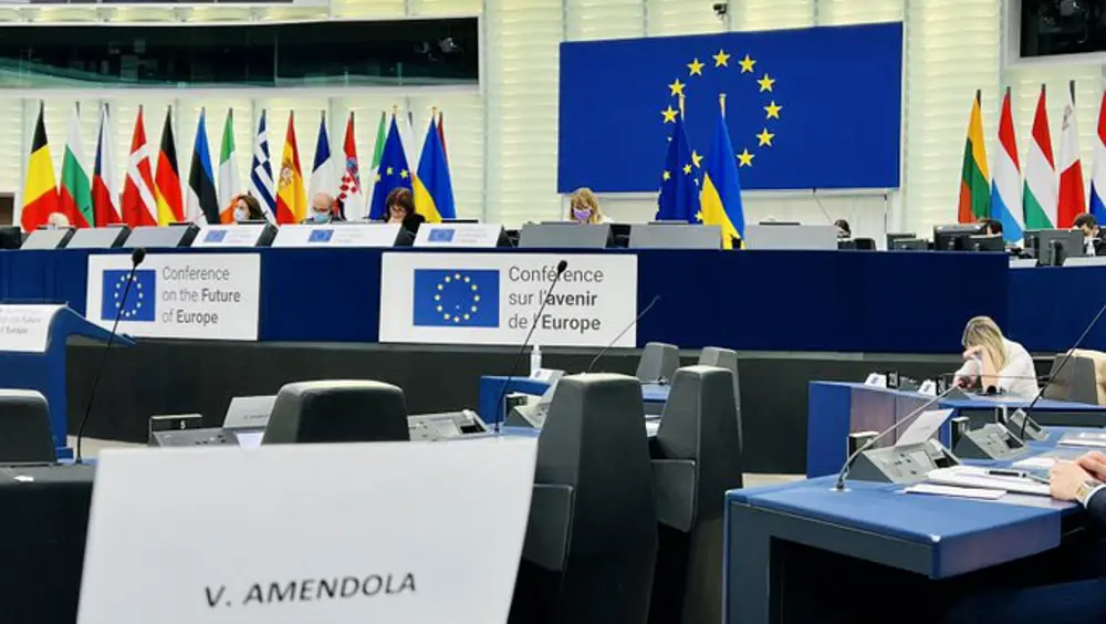 Conferenza, approvate le 49 proposte finali. Amendola: "Una risposta alle crisi che stiamo affrontando"