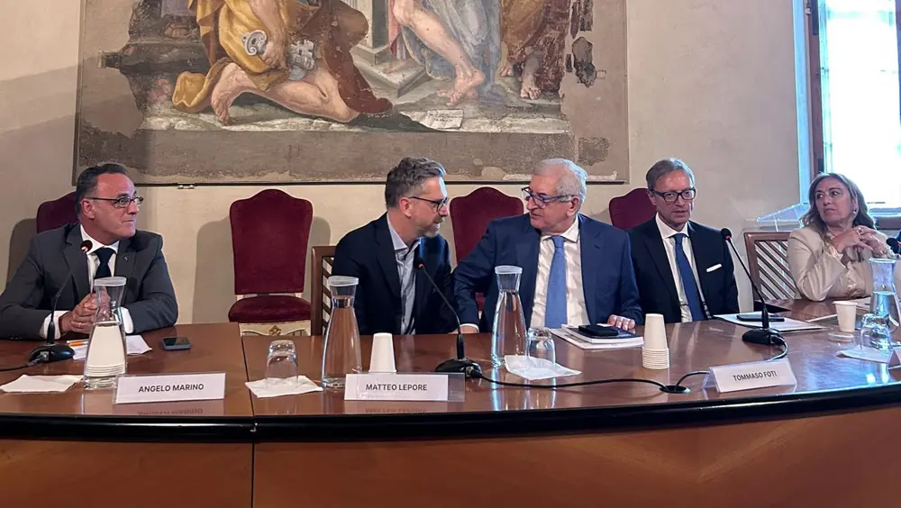 Ministro Foti sui fondi diretti: "Aiutare enti locali e imprese a trasformare idee in progetti sostenibili" Ministro Foti sui fondi diretti: "Aiutare enti locali e imprese a trasformare idee in progetti sostenibili"